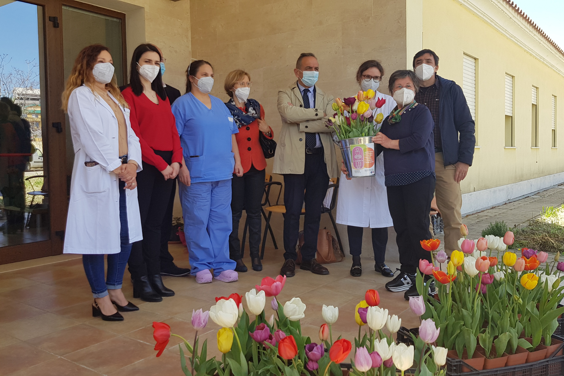 Tulipani in dono all’hospice dall’associazione “Il giardino di Lu”