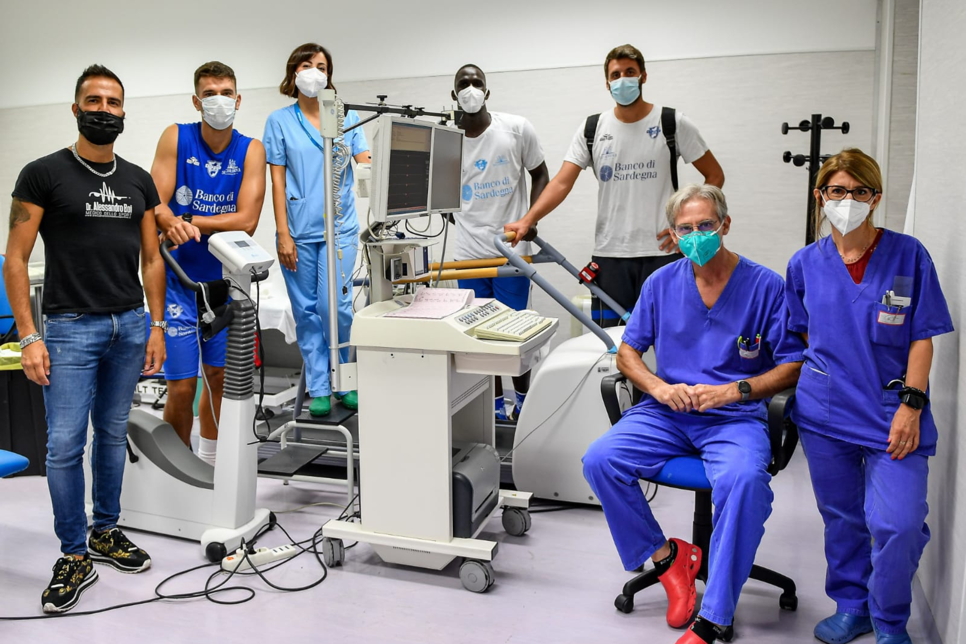 I giocatori della Dinamo con l'equipe di Cardiologia dell'ospedale San Martino di Oristano