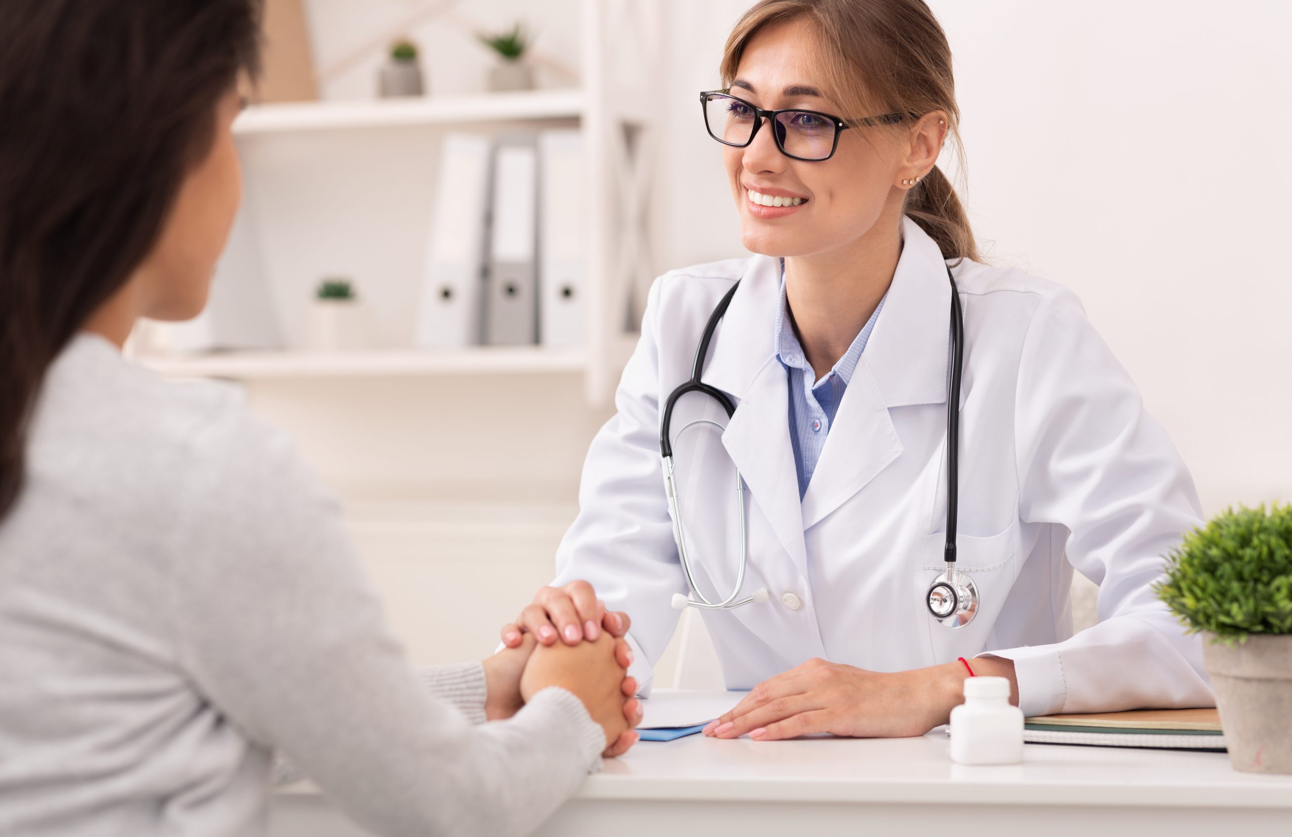 medico donna in consulenza con una paziente