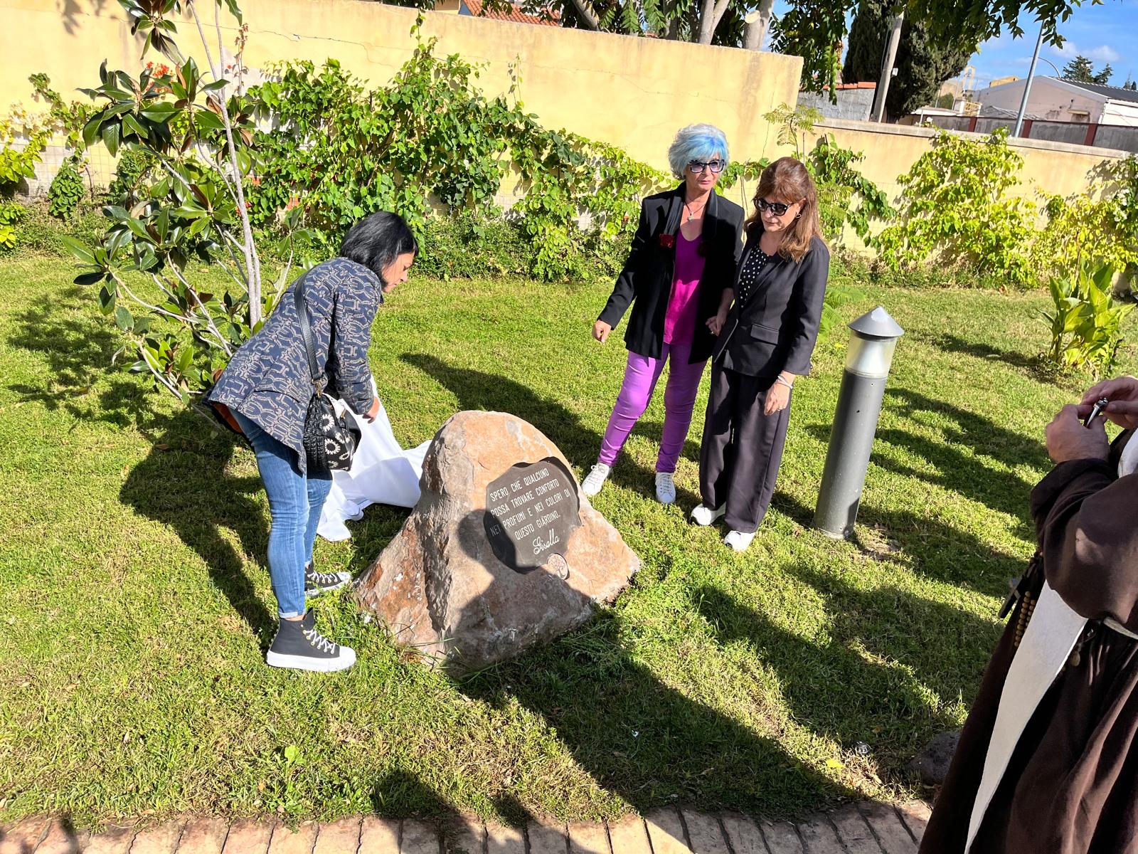 La cerimonia: intitolato il giardino dell’Hospice a Gisella Masala La cerimonia: intitolato il giardino dell’Hospice a Gisella Masala